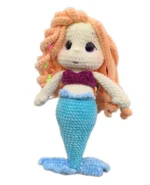 Χειροποίητη πλεκτή γοργόνα amigurumi από βελουτέ νήμα με μωβ glitter ματάκια