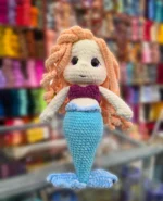 Χειροποίητη Πλεκτή Γοργόνα Amigurumi – Βελουτέ Κουκλάκι με Glitter Ματάκια - Image 3