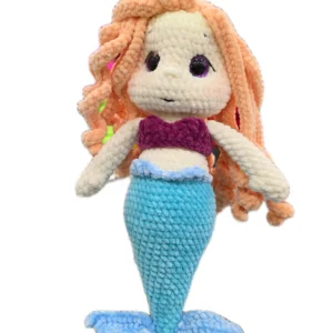 Χειροποίητη πλεκτή γοργόνα amigurumi από βελουτέ νήμα με μωβ glitter ματάκια